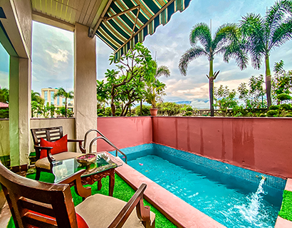 room with private pool